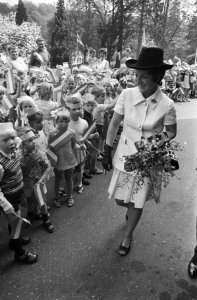 Kinderen begroeten prinses Margriet, Bestanddeelnr 924-5237