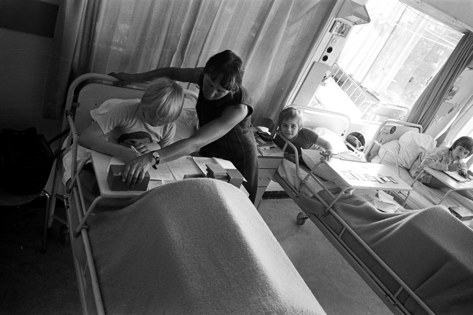 Kinderen krijgen les in bed in Emma Kinderziekenhuis , opdracht Volkskrant, Bestanddeelnr 925-8750