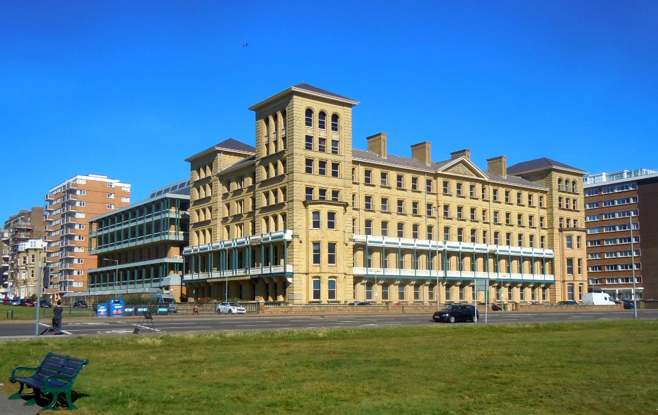 Kings House (Former SEEBOARD Headquarters), Queen's Gardens, Hove (NHLE Code 1205528) (September 2018) (1)