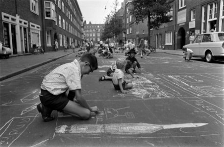 Kinderen gebruiken de straat voor hun tekenplezier, Bestanddeelnr 923-6482
