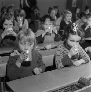 Kinderen krijgen melk op school, Bestanddeelnr 901-4809