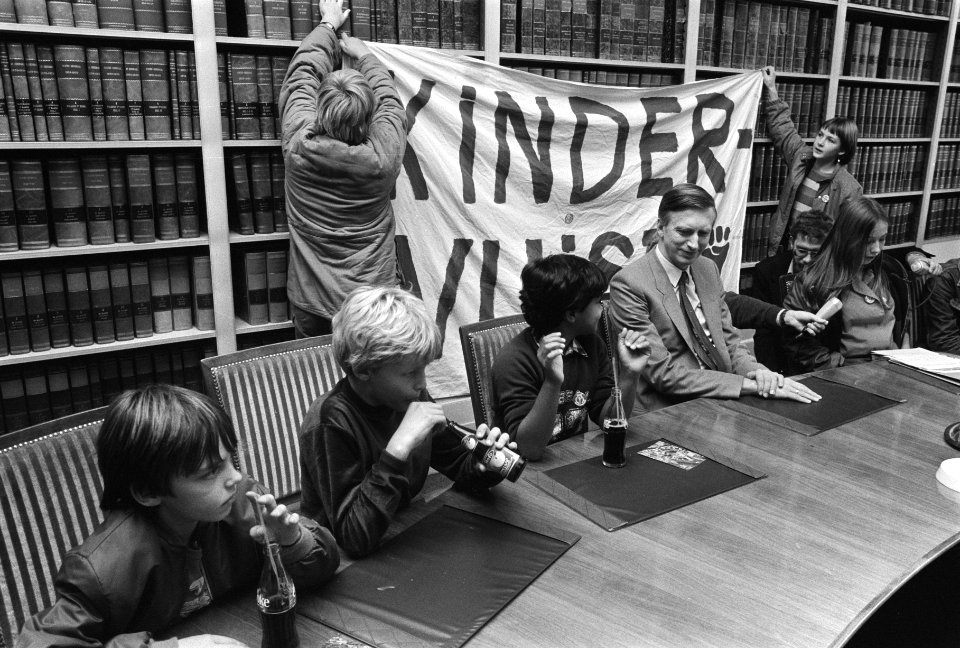 Kinderen, kamervoorzitters, spandoeken, alternatieve troonredes, Bestanddeelnr 932-3785