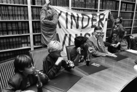 Kinderen, kamervoorzitters, spandoeken, alternatieve troonredes, Bestanddeelnr 932-3785