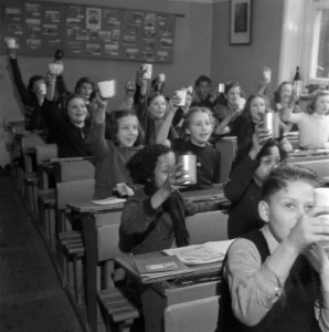 Kinderen krijgen melk op school, Bestanddeelnr 901-4806