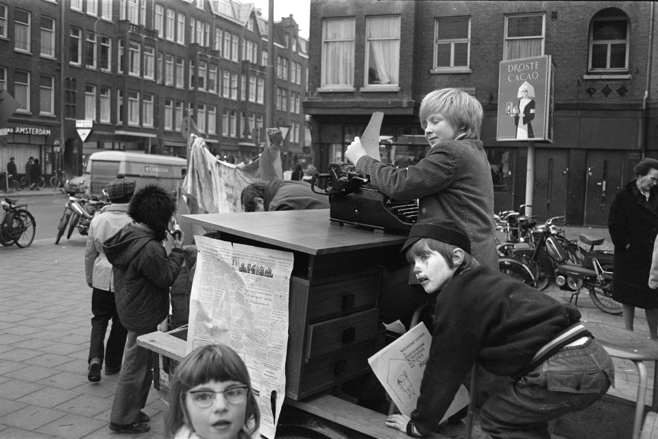 Kinderen demonstreren voor meer geld voor club- en buurthuiswerk, Amsterdam, Bestanddeelnr 924-2999
