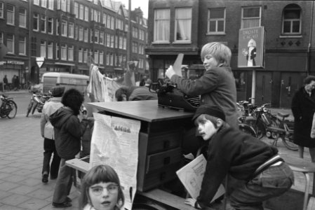 Kinderen demonstreren voor meer geld voor club- en buurthuiswerk, Amsterdam, Bestanddeelnr 924-2999