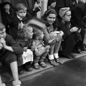 Kinderen langs de weg tijdens een optocht, Bestanddeelnr 900-4645