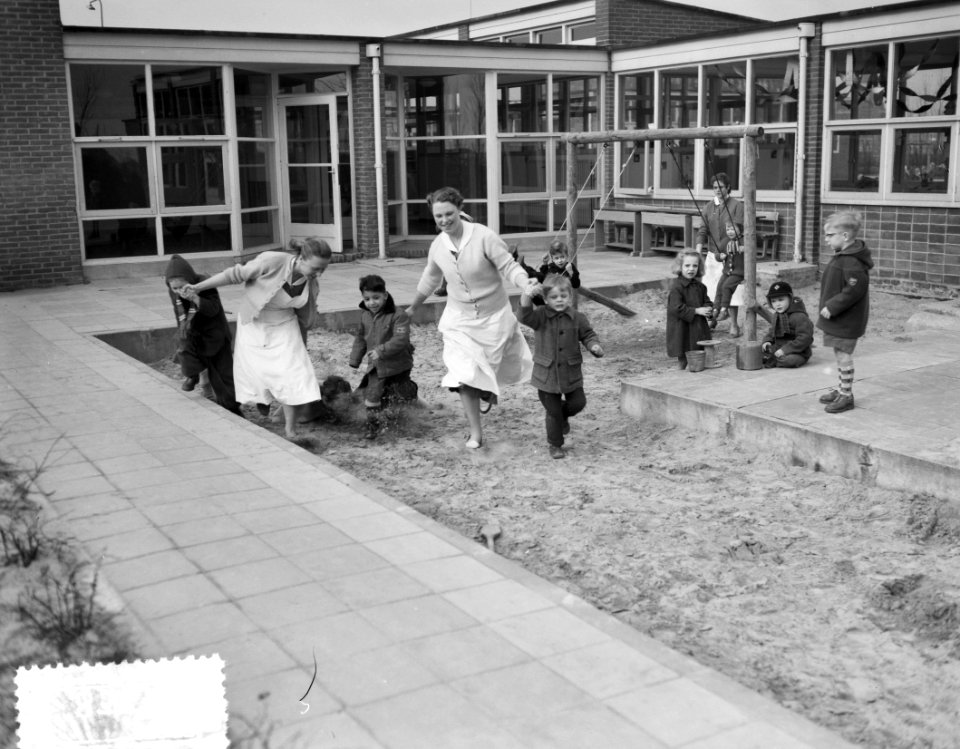 Kinderen van het kabouterhuis spelen in het zonnetje, Bestanddeelnr 908-3732