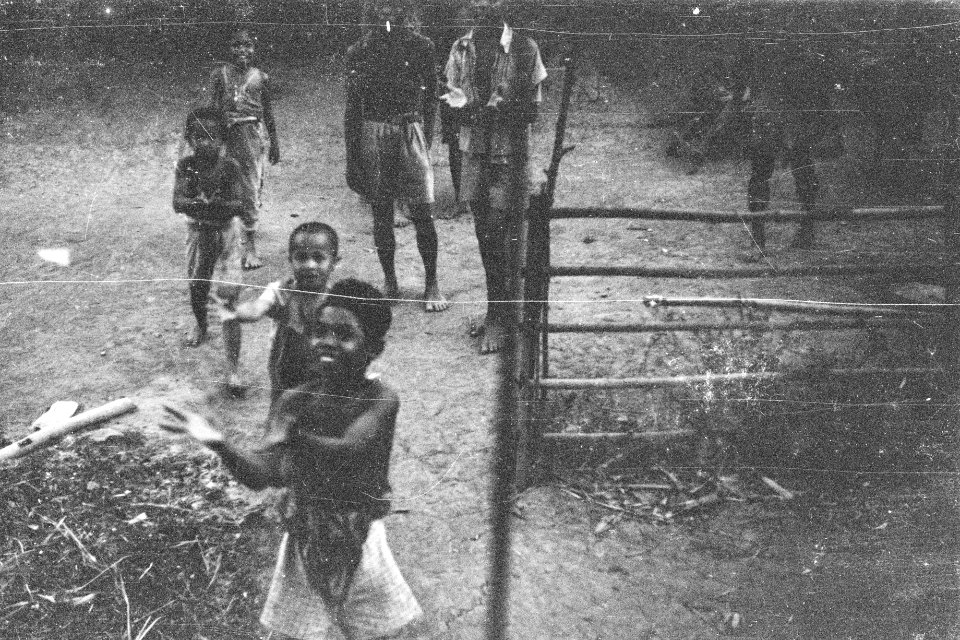 Kinderen van een kampong komen aangerend om dingen te vangen, Bestanddeelnr 334-5-1