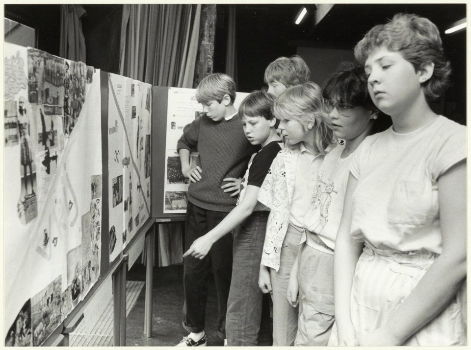 Kinderen bij een tentoonstelling in buurthuis De Fjord. NL-HlmNHA 54025978