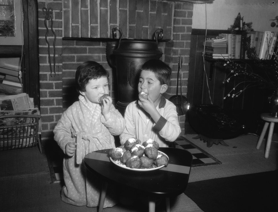 Kinderen die oliebollen eten, Bestanddeelnr 910-0673