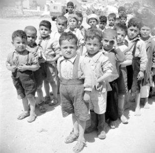 Kinderen buiten voor hun school in het vluchtelingen kamp Hussein nabij Amman, Bestanddeelnr 255-5761