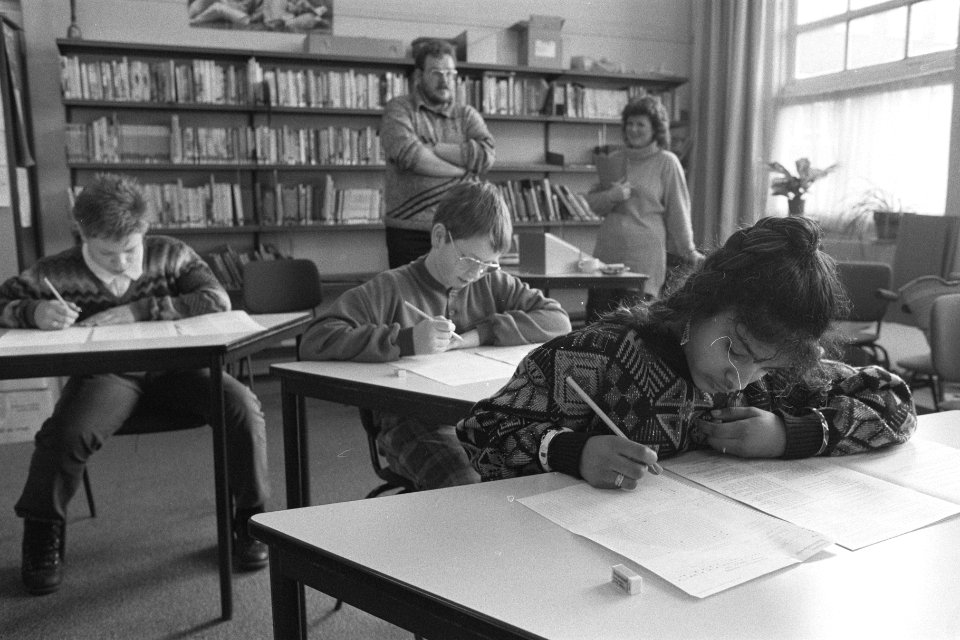 Kinderen van Berlageschool bezig met Citotoets, Bestanddeelnr 933-8932