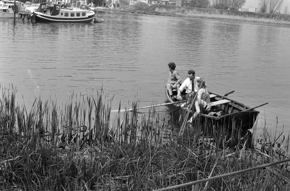 Kinderen halen met bootjes vuil uit de Vecht, Bestanddeelnr 924-5311