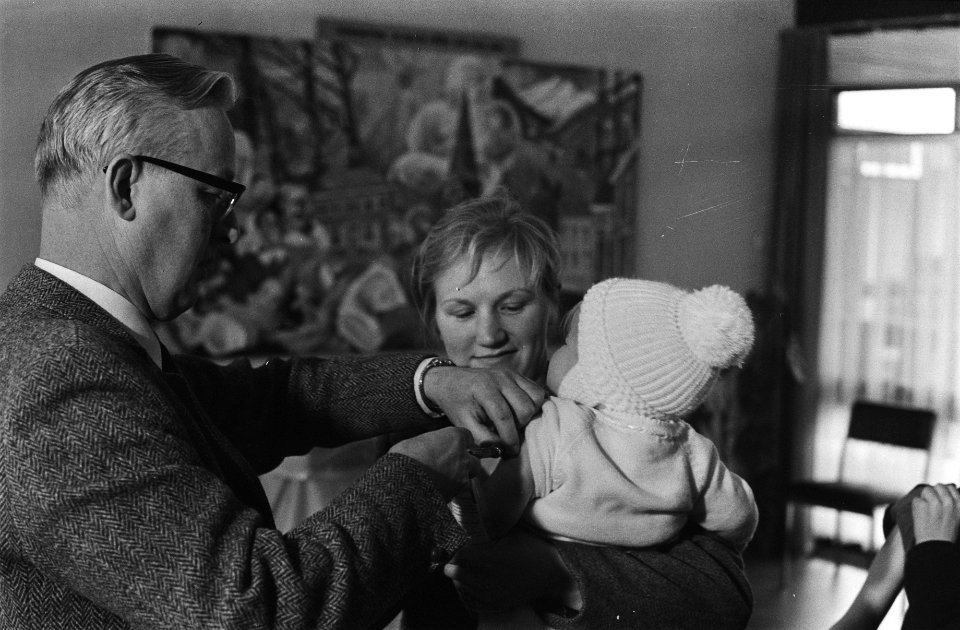 Kind wordt ingeënt, Bestanddeelnr 924-3577