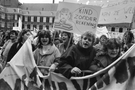 Kinderen uit en werkenden in kindertehuizen demonstreren Binnenhof tegen bezuini, Bestanddeelnr 933-8104