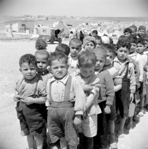 Kinderen buiten voor hun school in het vluchtelingen kamp Hussein nabij Amman, Bestanddeelnr 255-5762