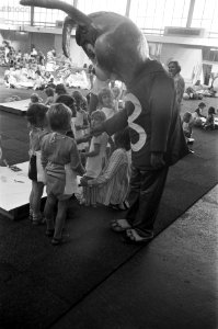 Kinderen uit de Pijp in de RAI, kinderen tekenen konijn B, Bestanddeelnr 926-6288