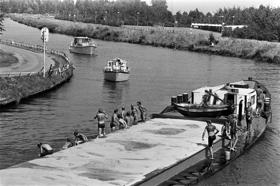 Kinderen duiken van een binnenvaartschip in het kanaal, Bestanddeelnr 928-0842