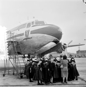 Kinderen uit Staphorst bezoeken Schiphol, Bestanddeelnr 905-7736