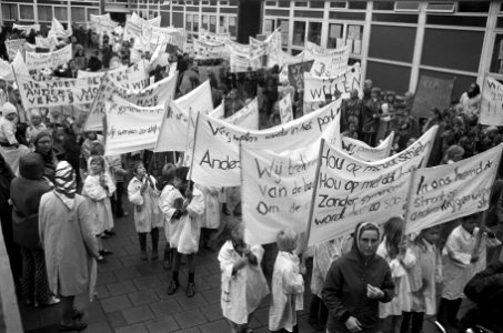Kinderen, ouders en onderwijzers demonstreren tegen in dienst gaan van gymnastie, Bestanddeelnr 925-0428