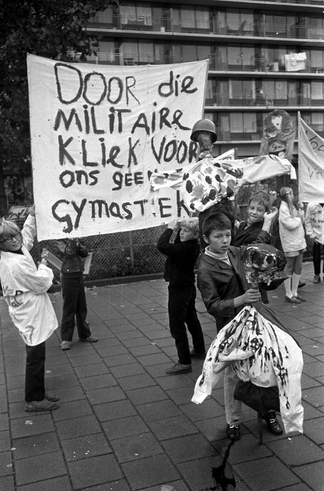 Kinderen, ouders en onderwijzers demonstreren tegen in dienst gaan van gymnastie, Bestanddeelnr 925-0426