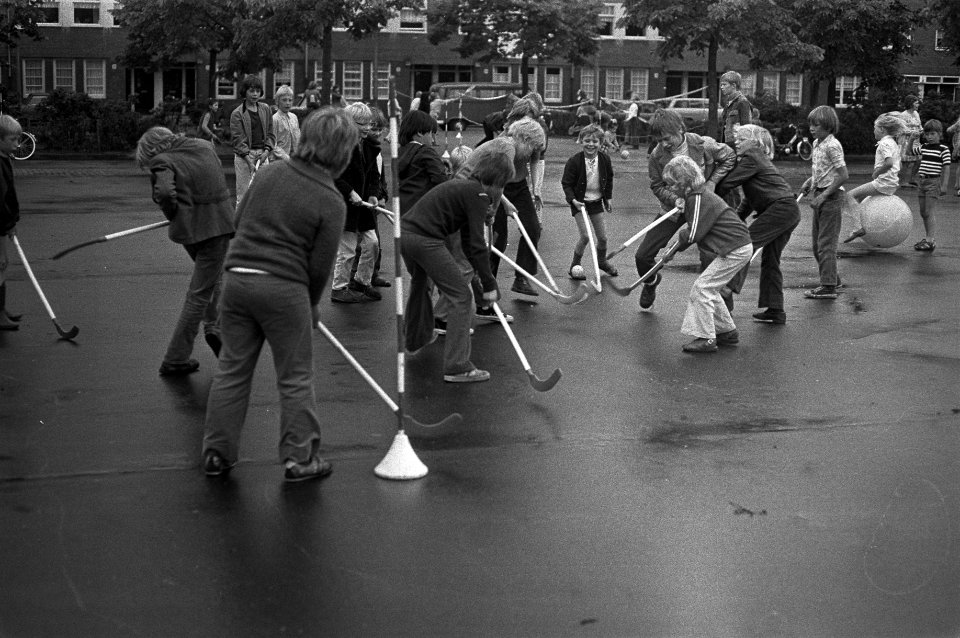 Kinderen tijdens een hockeywedstrijd, Bestanddeelnr 925-6471