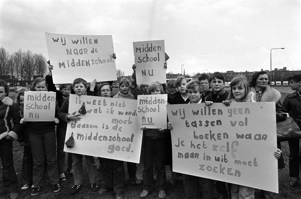 Kinderen demonstreren voor de bouw van een middenschool in Amsterdam Oud West. O, Bestanddeelnr 930-1779