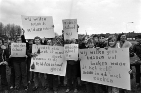 Kinderen demonstreren voor de bouw van een middenschool in Amsterdam Oud West. O, Bestanddeelnr 930-1779
