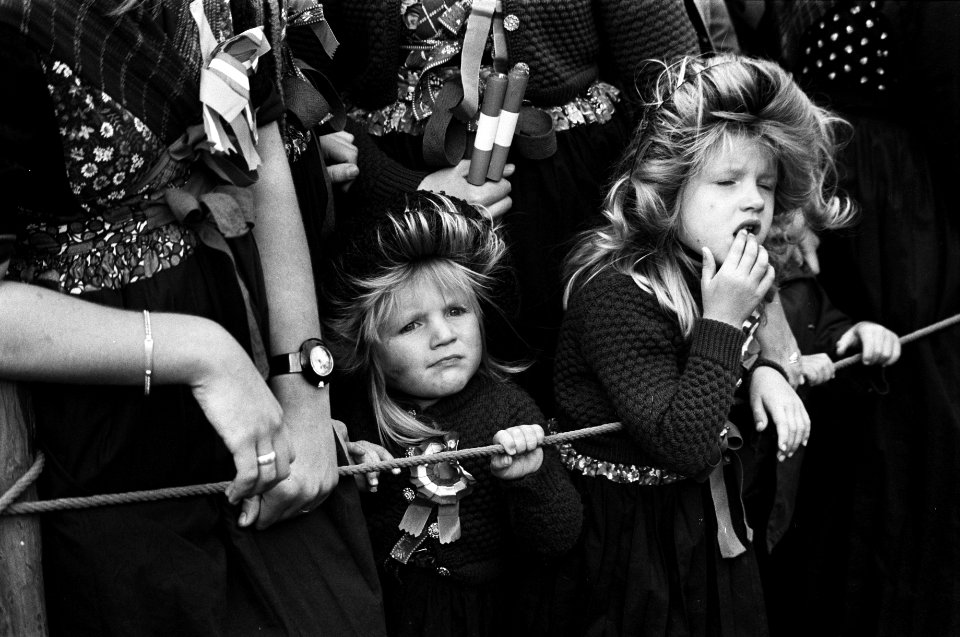 Kinderen van Staphorst in klederdracht langs de route, Bestanddeelnr 930-4975