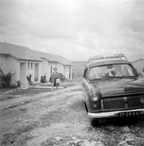 Kibbutz Gal'ed Weg met enkele woningen, een geparkeerde personenauto en een vro, Bestanddeelnr 255-4963 photo