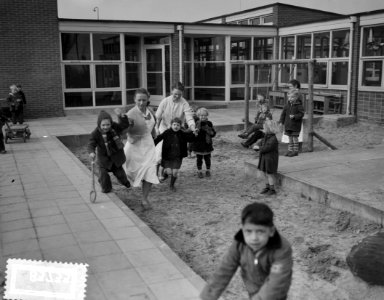 Kinderen van het kabouterhuis spelen in het zonnetje, Bestanddeelnr 908-3733