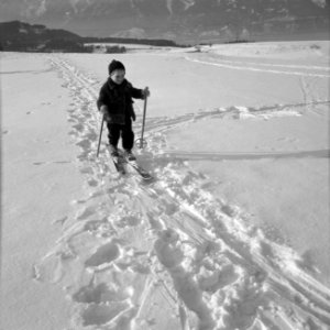 Kind met ski's in de sneeuw met op de achtergrond het Karwendel-gebergte, Bestanddeelnr 254-4363