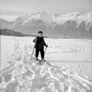Kind met ski's in de sneeuw met op de achtergrond het Karwendel-gebergte, Bestanddeelnr 254-4362