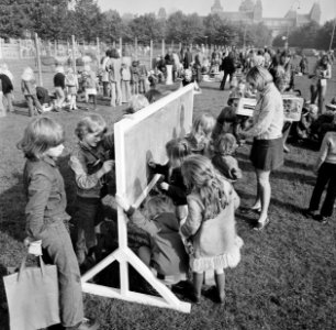 Kinderen tekenen dieren op Museumplein te Amsterdam i.v.m werelddierendag, Bestanddeelnr 926-7273