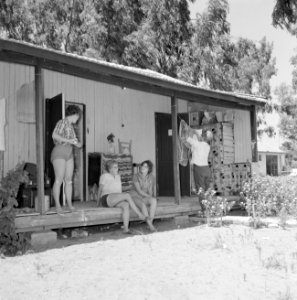 Kibboets Nir Elyahu. Kibboetsbewoonsters op de veranda van een huis. Een vrouw h, Bestanddeelnr 255-3721