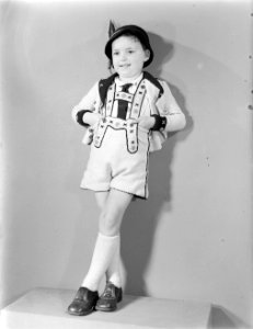 Kind in gebreid Tiroler pakje, Bestanddeelnr 190-0940