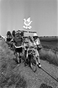 Kinderen in fietsstoeltjes op een fiets versierd met een vredesduif, Bestanddeelnr 932-6699