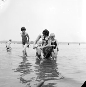 Kinderen in het Kralingse Bad, Bestanddeelnr 912-8044