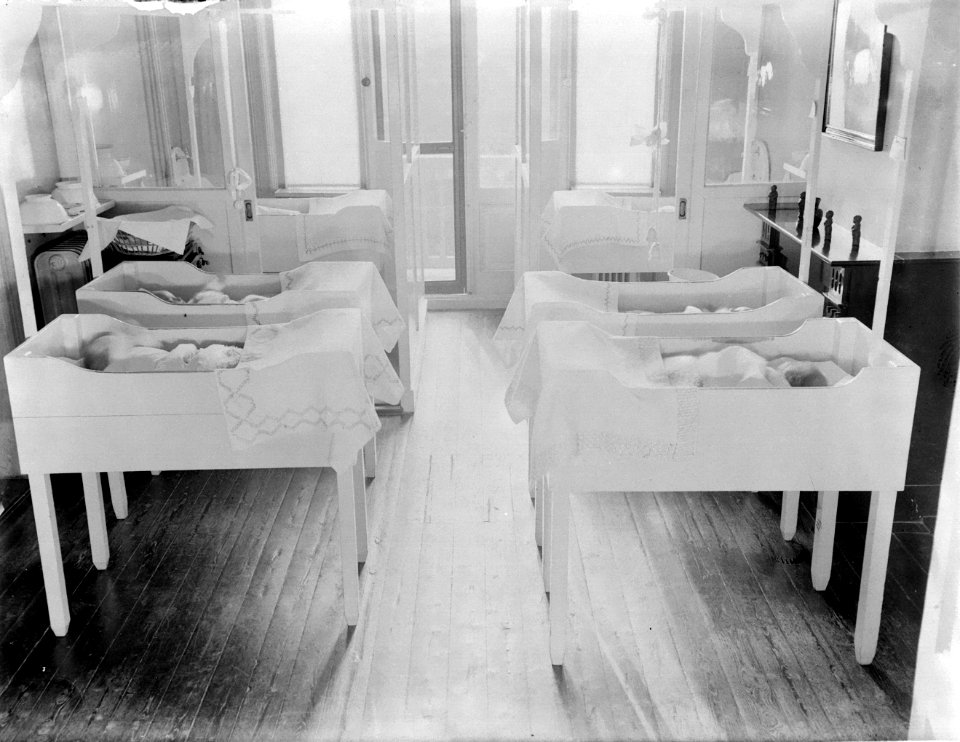 Kinderen in het Tehuis Annette slapen in ledikantjes, Bestanddeelnr 252-0390