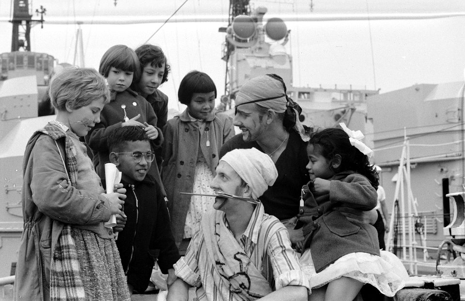 Kinderfeest aan boord Engelse schepen Zeelui vertellen verhaal, Bestanddeelnr 913-0075