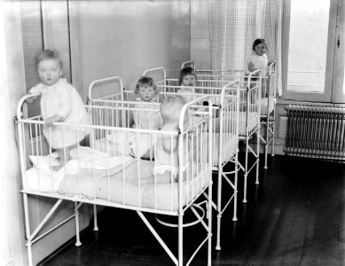 Kinderen in het Tehuis Annette in ledikantjes op de slaapzaal, Bestanddeelnr 252-0393