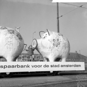 Kind dat naast het spaarvarken staat, Bestanddeelnr 918-3602