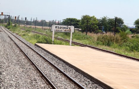 Khlong Nueng railway station