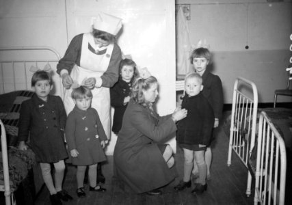 Kinderen worden aangekleed om naar koningin Wilhelmina te gaan, Bestanddeelnr 901-9880
