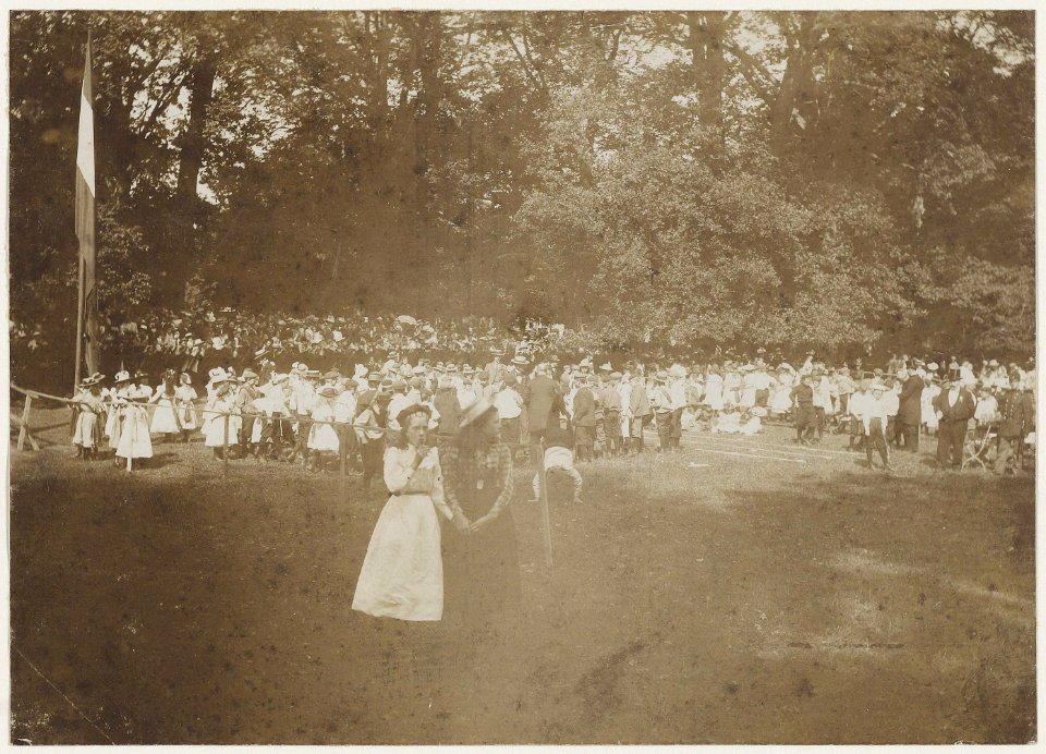 Kinderfeest in de Haarlemmerhout voor het paviljoen Welgelegen op Koninginnedag in 1900, Inventarisnummer NL-HlmNHA 26672