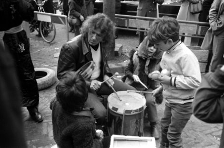 Kinderen maken muziek onder leiding van ouders, Bestanddeelnr 923-4298