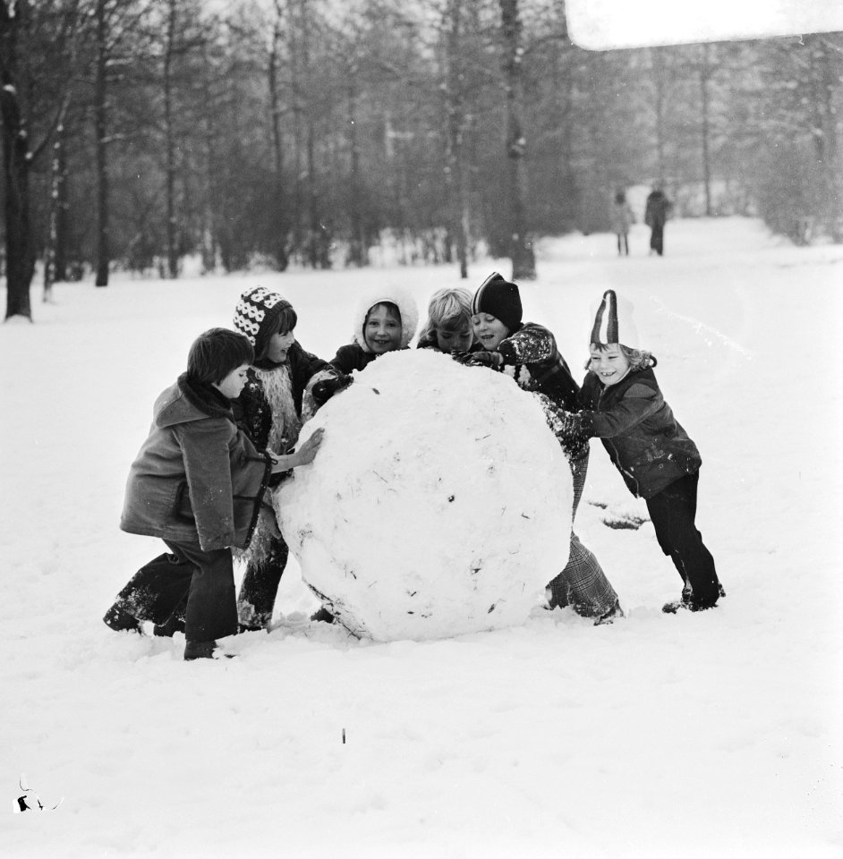 Kinderen met een grote sneeuwbal, Bestanddeelnr 926-8626