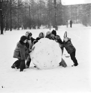 Kinderen met een grote sneeuwbal, Bestanddeelnr 926-8626