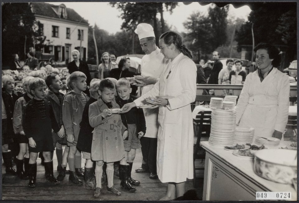 Kinderen uit Breukelen krijgen poffertjes op de jaardag van Willem Corneille Dud, Bestanddeelnr 049-0724